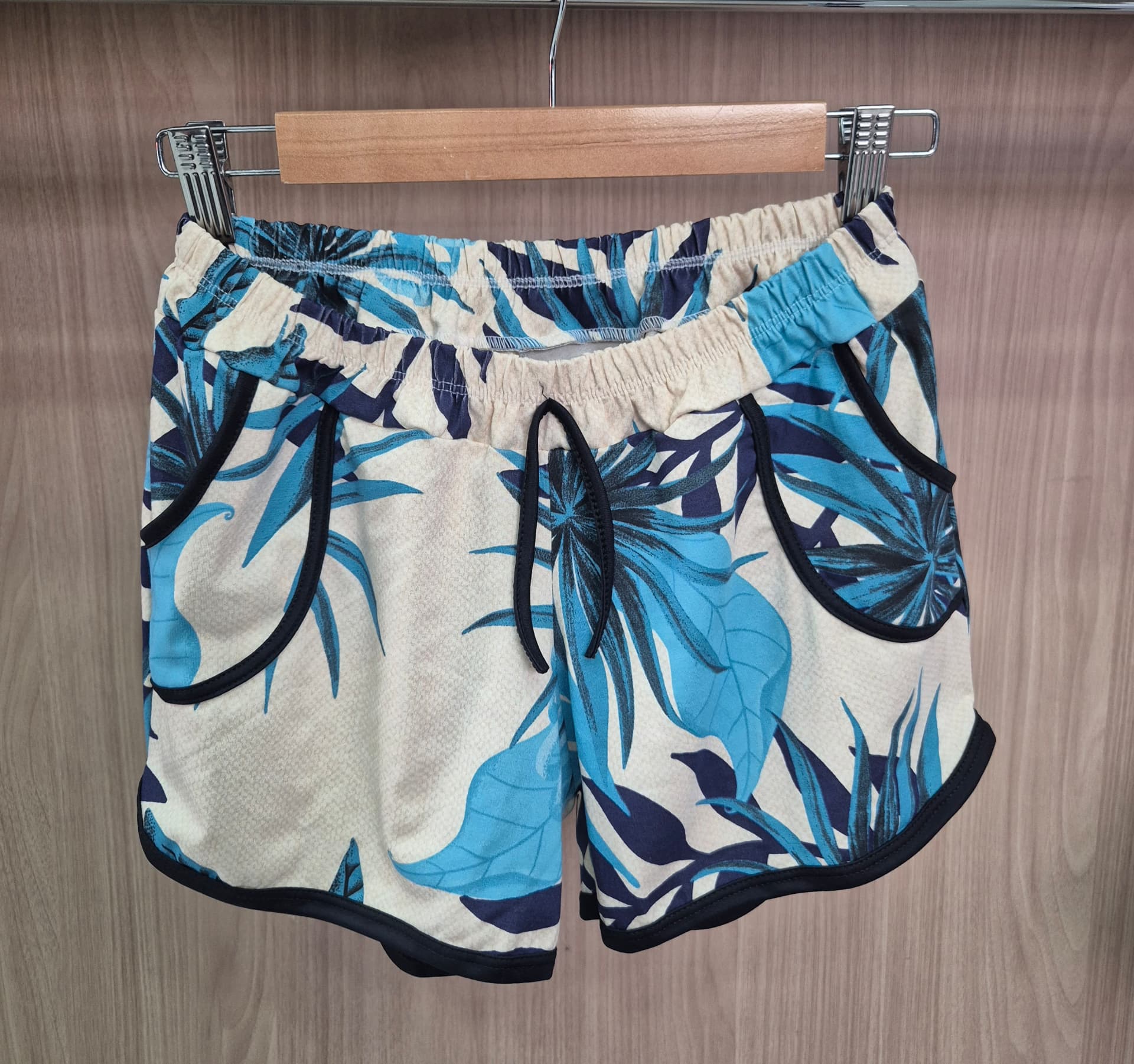 Short feminino com estampa tropical azul em fundo claro