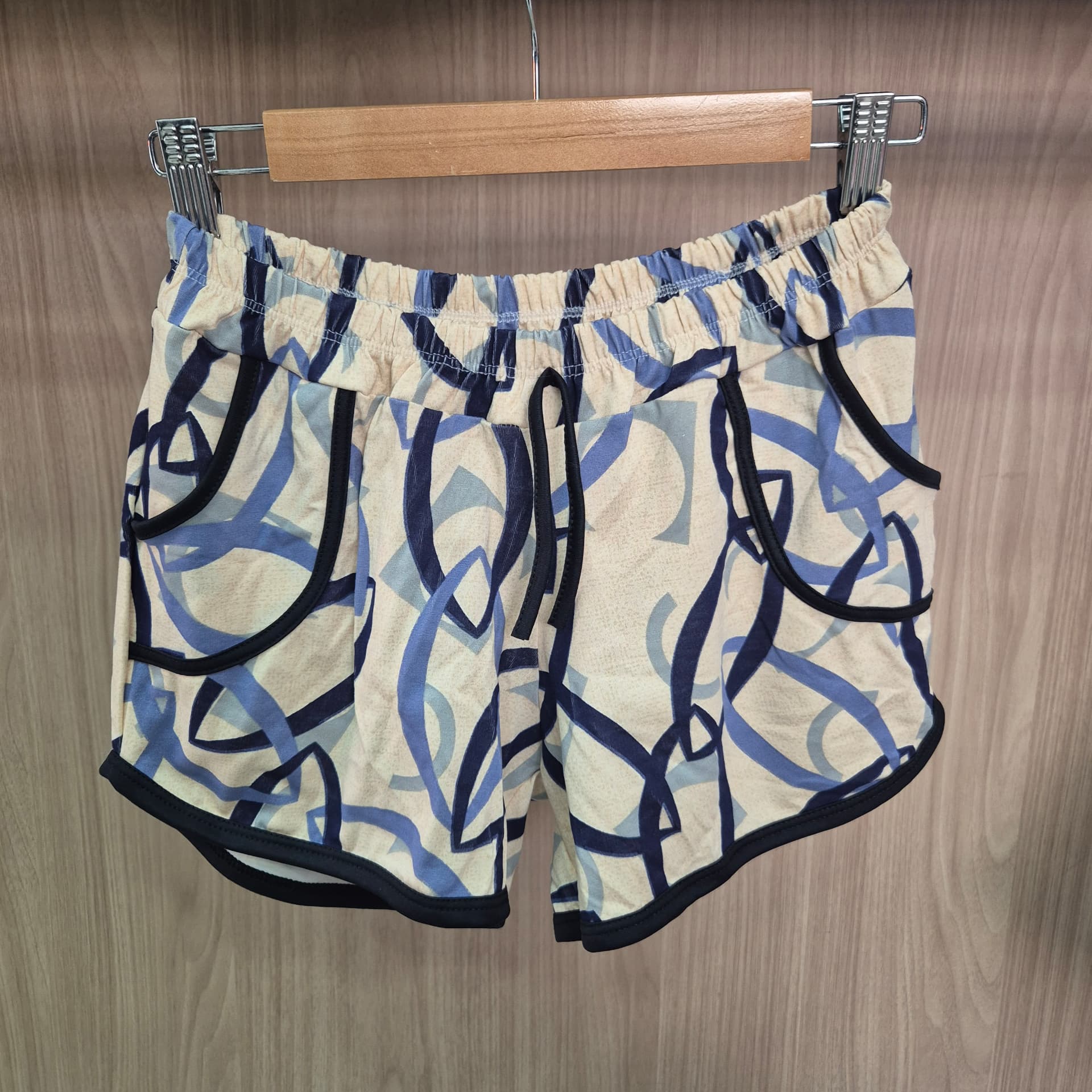 Short feminino com estampa abstrata em tons de azul