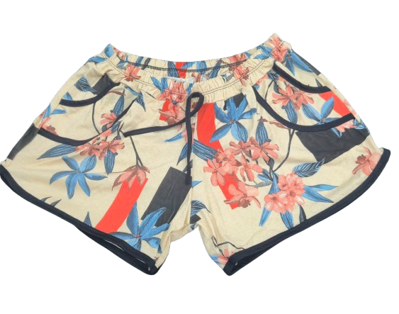 Short feminino com estampa floral azul e coral sobre fundo creme
