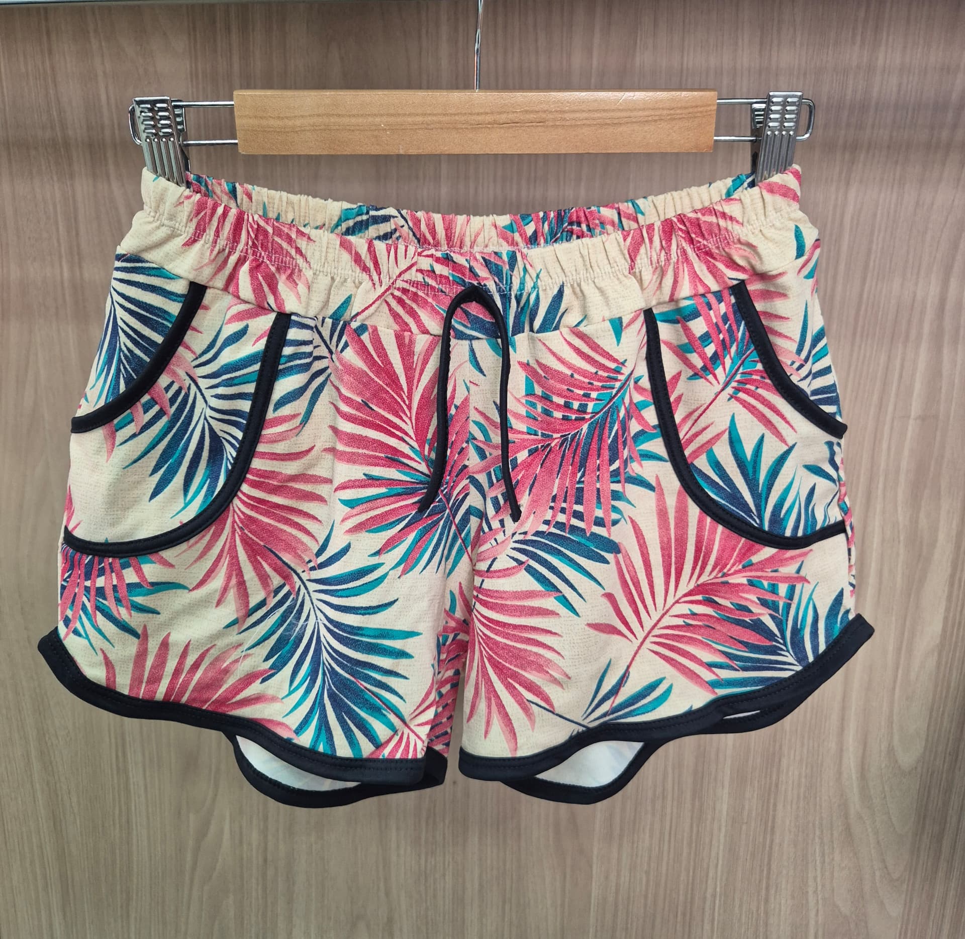 Short feminino com estampa tropical rosa e azul em fundo claro